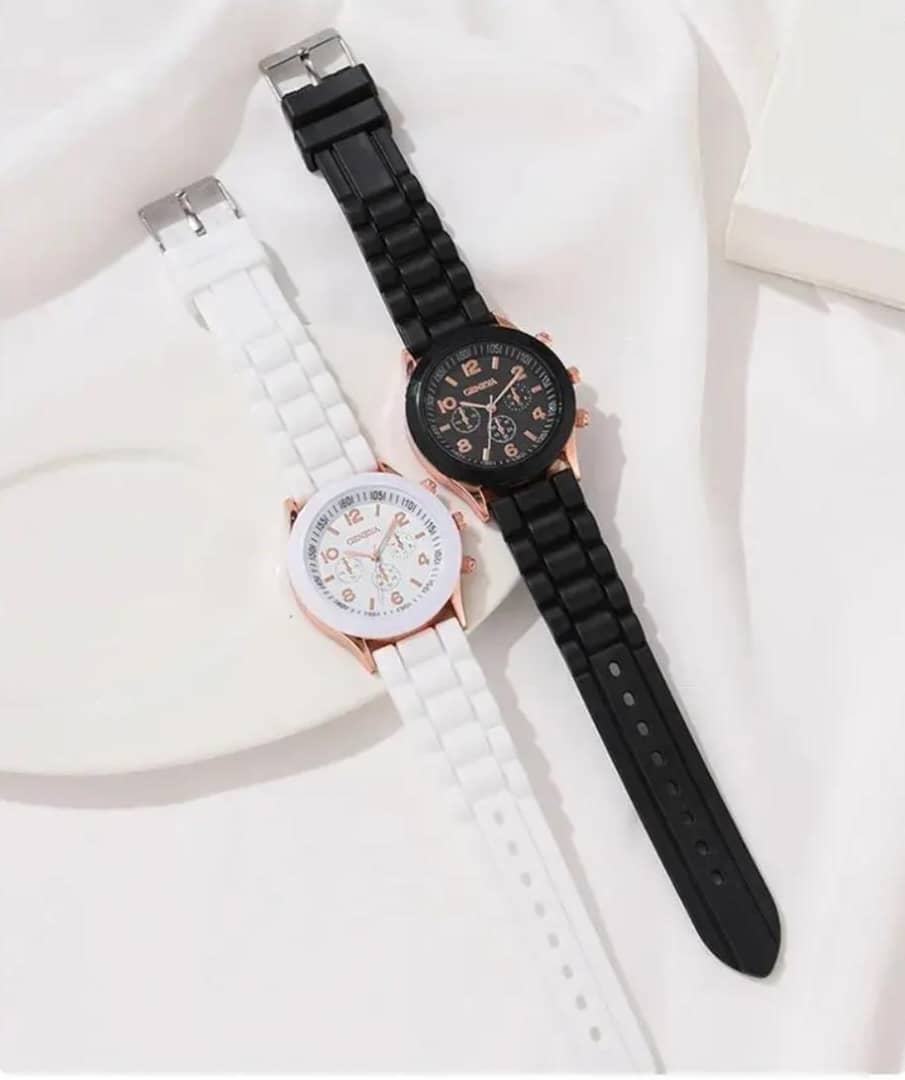 طقم "العطائي"  ساعتين (أسود وأبيض) مع أساور هدية